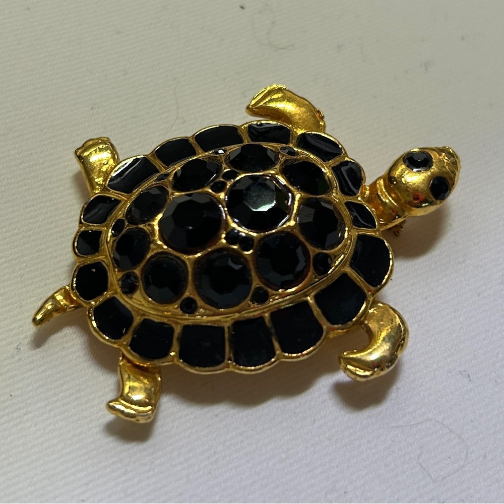 Vintage Turtle Brooch – Gold Tone with Black Stones – Classic Retro Pin